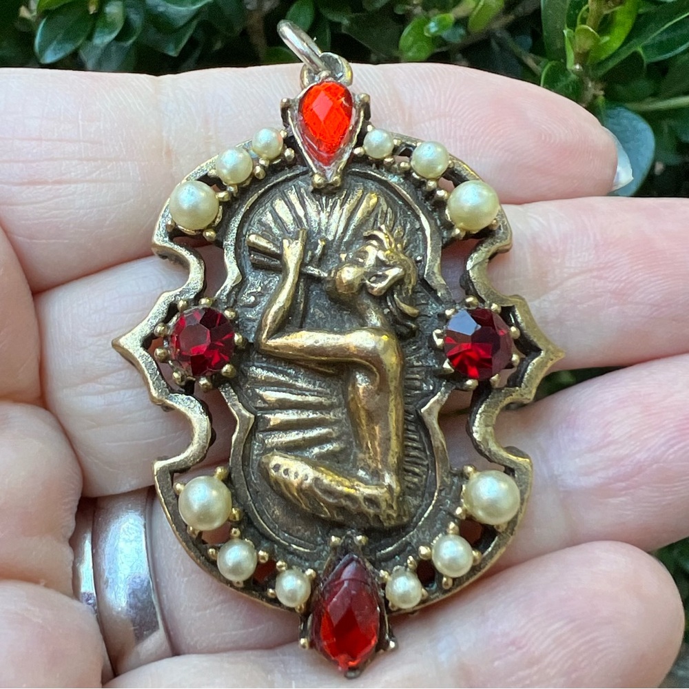 VINTAGE LARGE PENDANT BY CORO CHERUB ANGEL PLAYING FLUTE RED RHINESTONES PEARLS - Picture 6 of 16